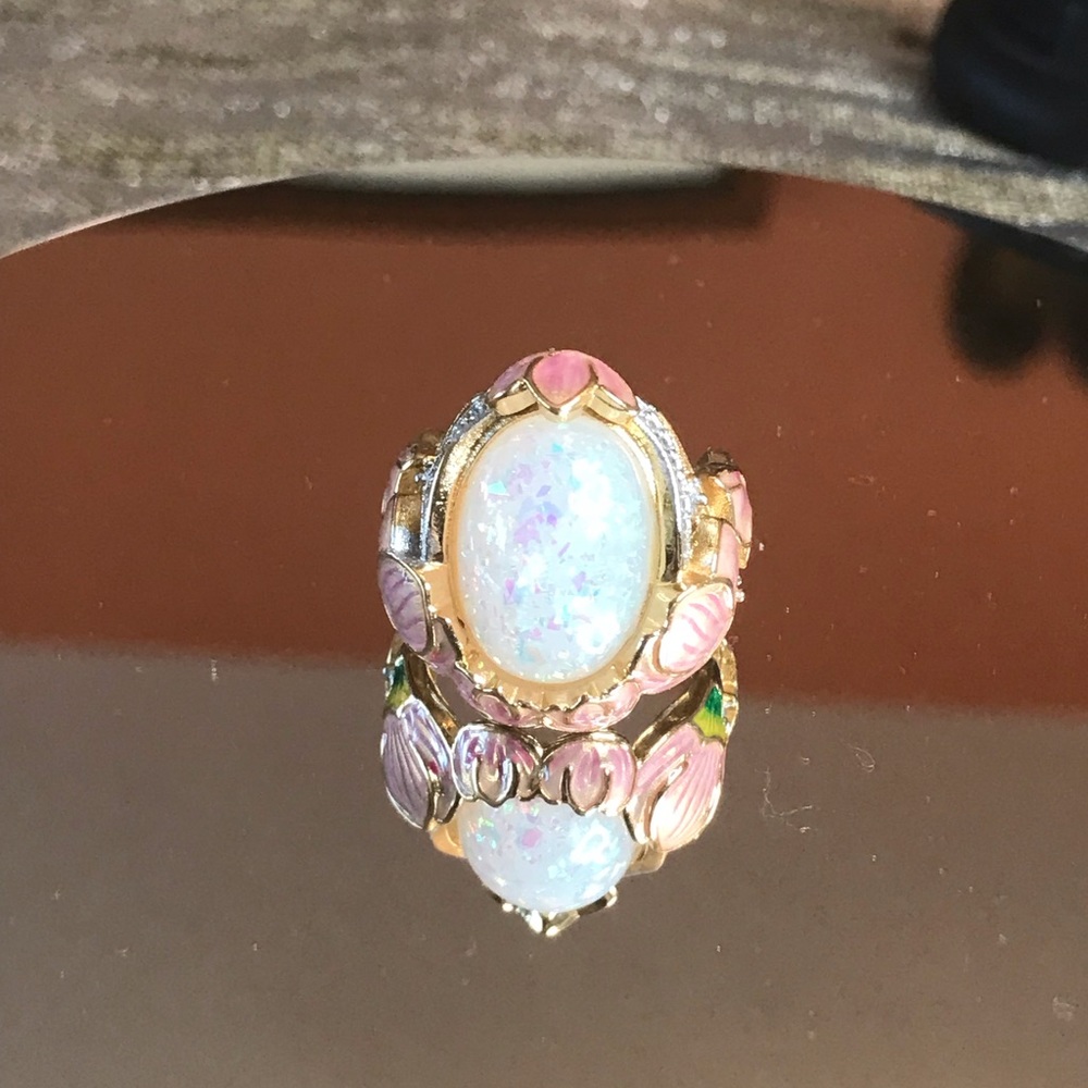 ❤️Sale❤️Beautiful gold toned ring, opal like, painted colors! NWOT’s
